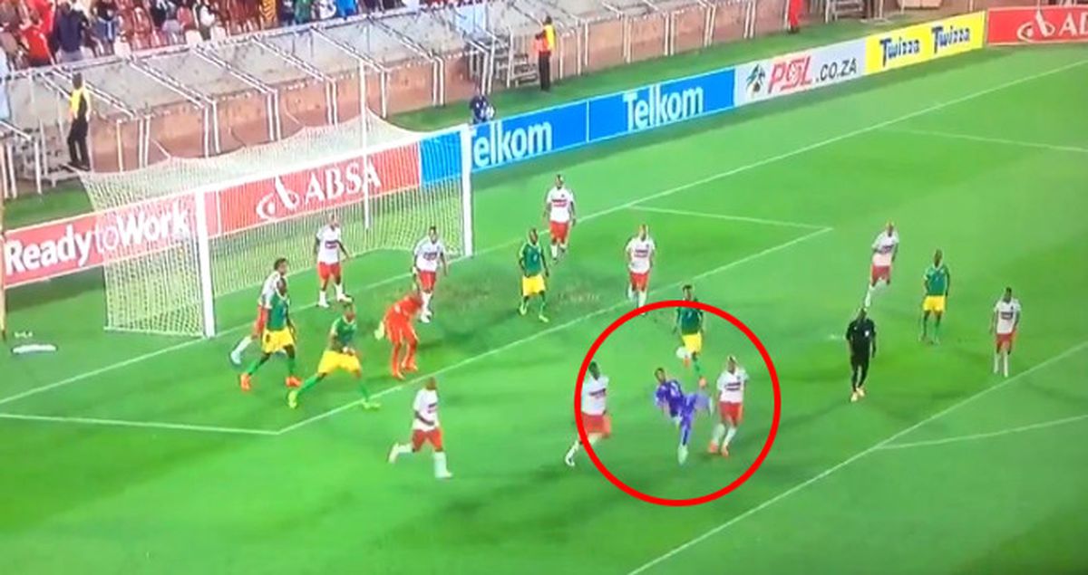 Güney Afrika'da Oynanan Maçta Kaleci, Son Dakikada Röveşatayla Gol Attı