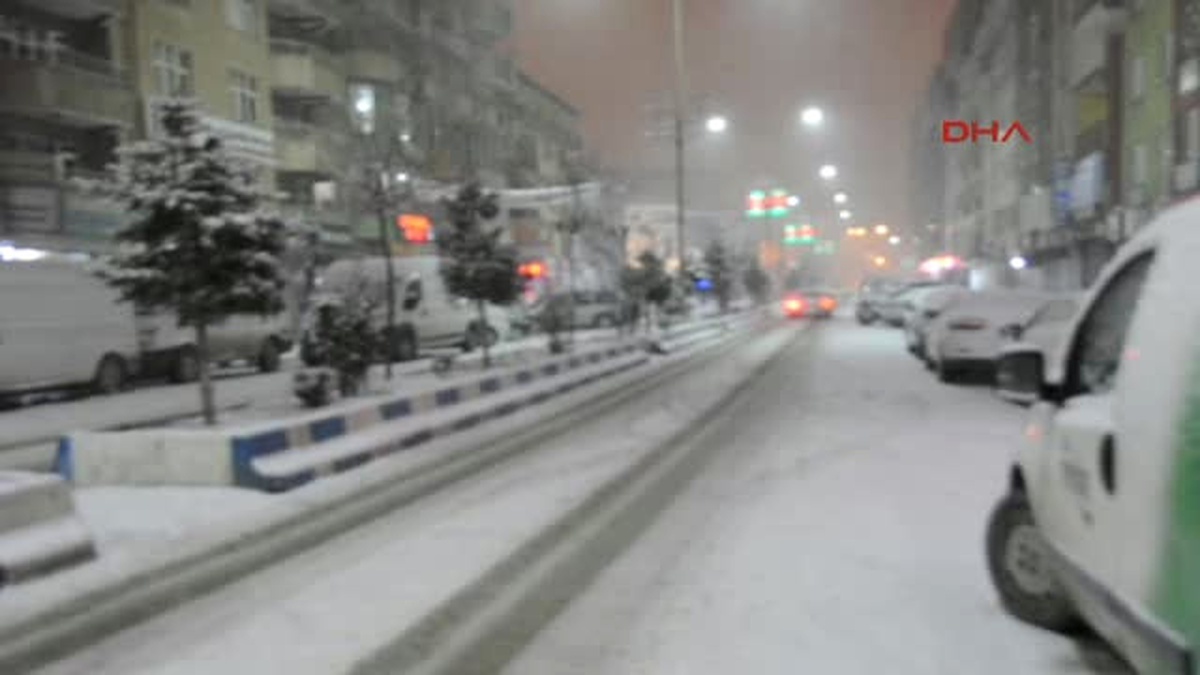 Hakkari Kent Merkezine Yılın Ilk Karı Yağdı