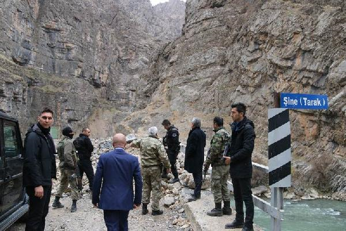 Hakkari Valisi Toprak Şine Köprüsü\'ndeki Askerleri Ziyaret Etti