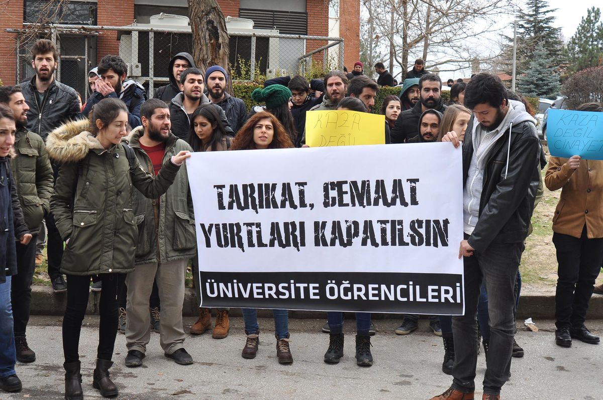 İstanbul İl Milli Eğitim Müdürlüğü Önünde Yurt Yangını Protestosu