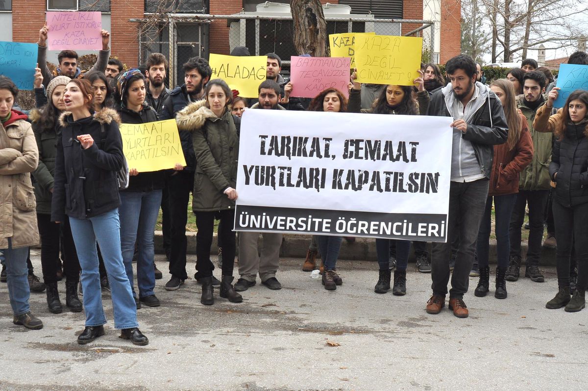 İstanbul İl Milli Eğitim Müdürlüğü Önünde Yurt Yangını Protestosu
