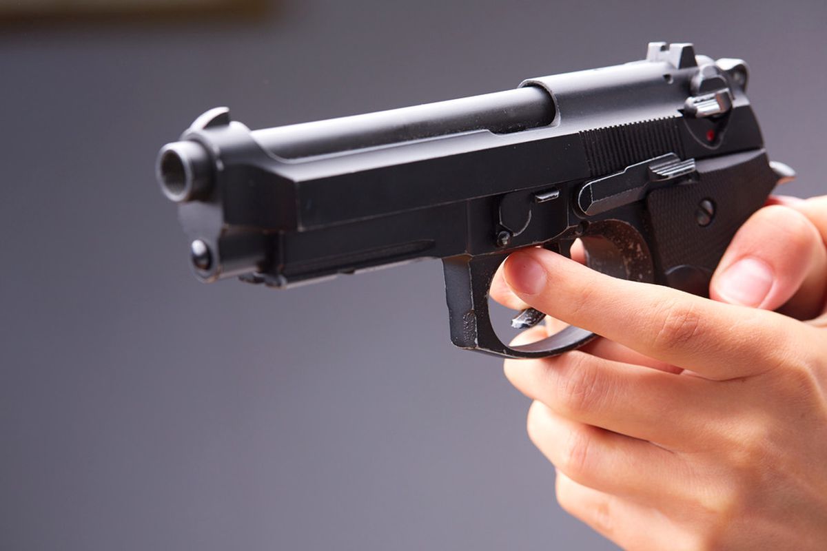 İzmir'de Dehşet! 54 Yaşındaki Kadın, Boşandığı Eşini Başından Vurdu