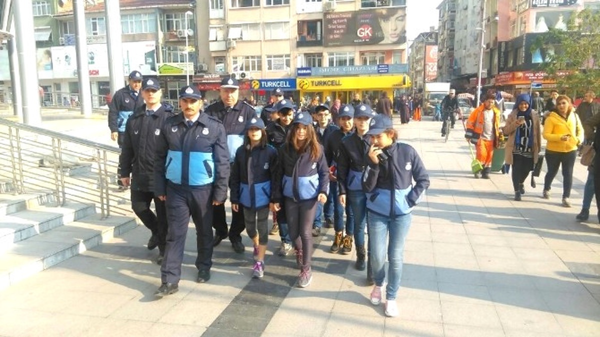 İzmit Belediyesi Öğrencilerden Gönüllü Zabıta Ekibi Oluşturdu