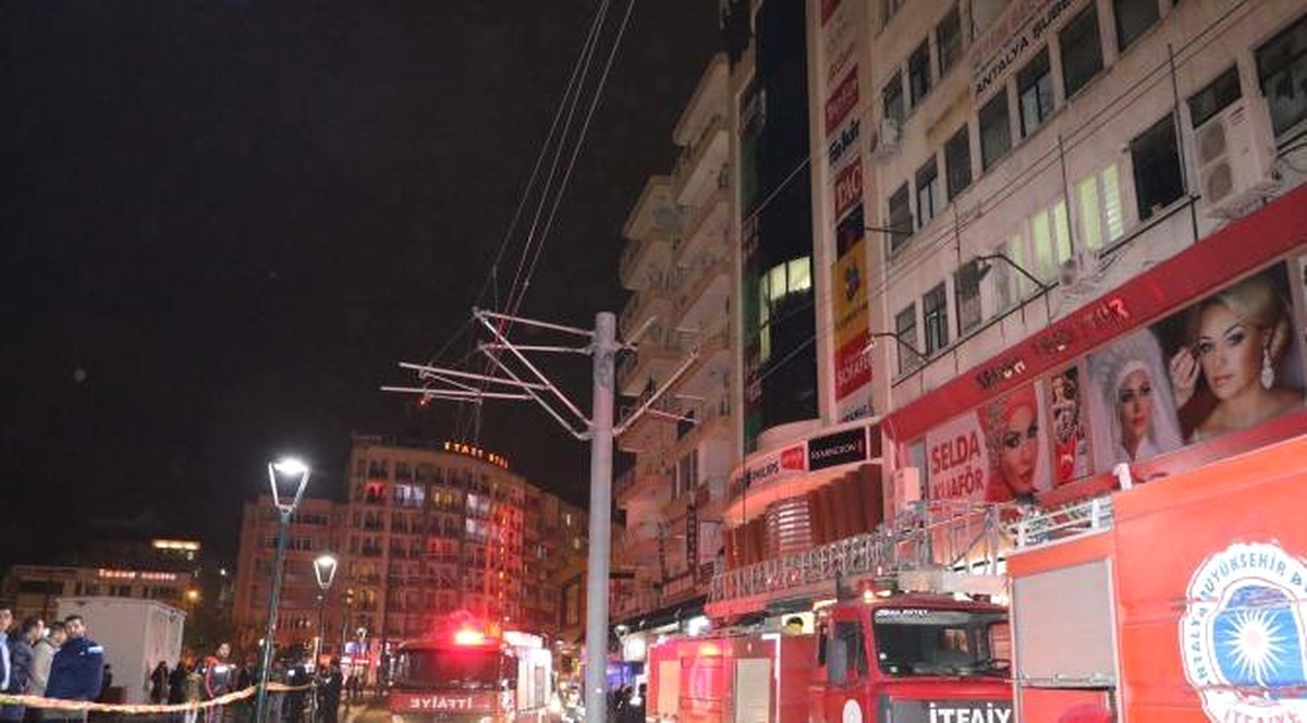 Mağazada Çıkan Yangında 3 Kişi Dumandan Etkilendi