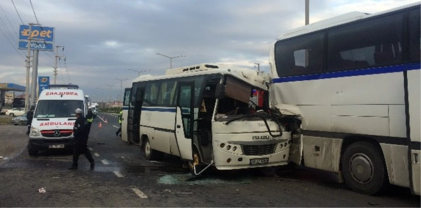 Manisa\'da İşçi Servisleri Çarpıştı: 14 Yaralı