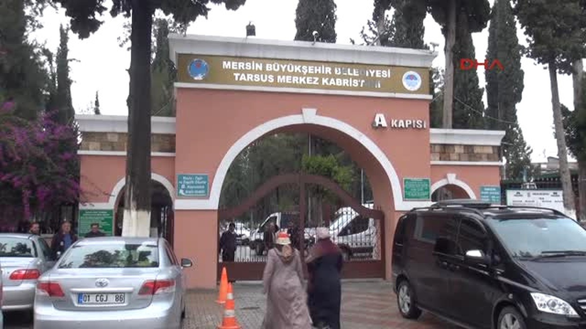 Mersin Gözaltında Özel Izinle Yanarak Ölen Kızının Cenazesine Katıldı