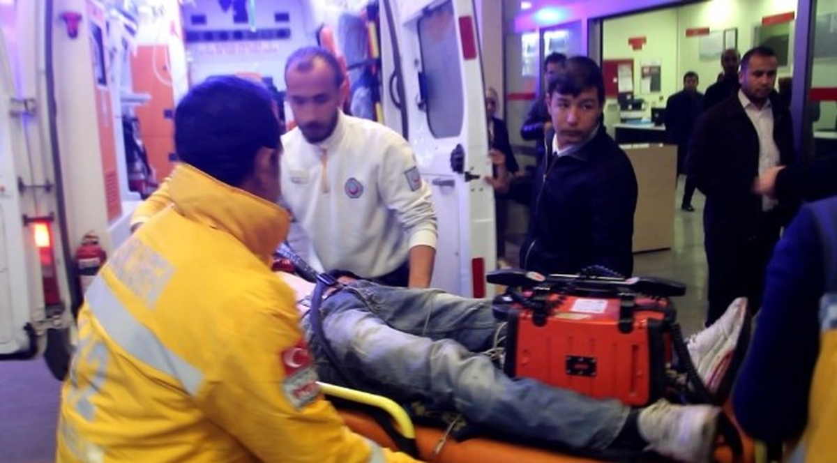 Öğrenci Servisine Çarpan Motosikletli Ağır Yaralandı