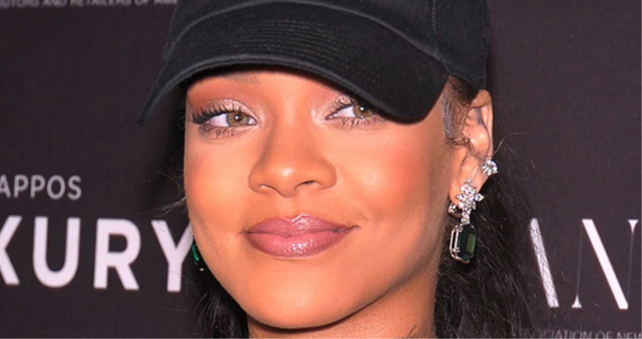 Rihanna, Ödül Töreninde Sütyensiz Haliyle Dikkatleri Üzerinde Topladı