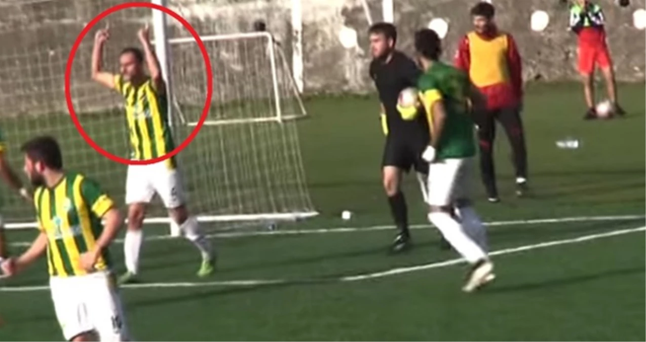 Penaltı Kaçtıktan Sonra "Allah Büyüktür" Diyen Futbolcu Sarı Kart Gördü