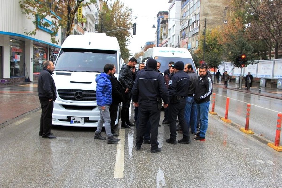 Servisçiler Valilik Önünde Kontak Kapattı