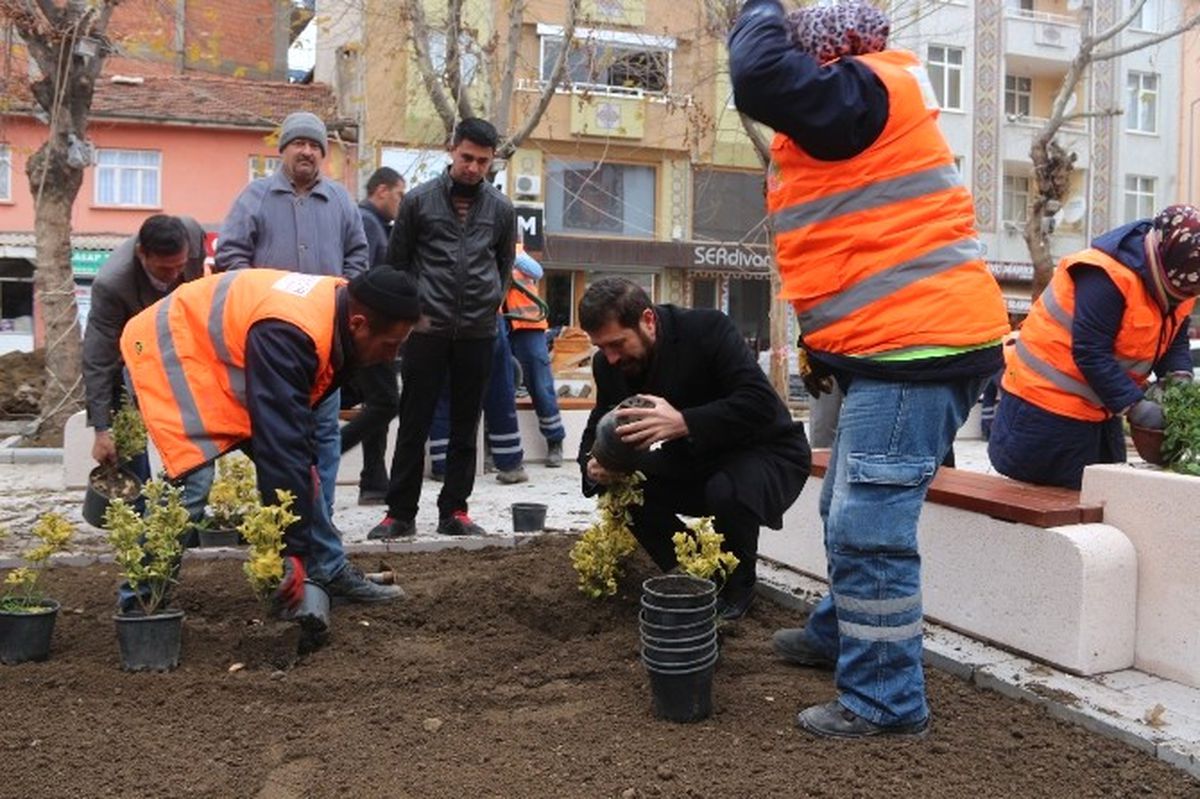 Sındırgı\'da Meydanlar Çiçek Açtı