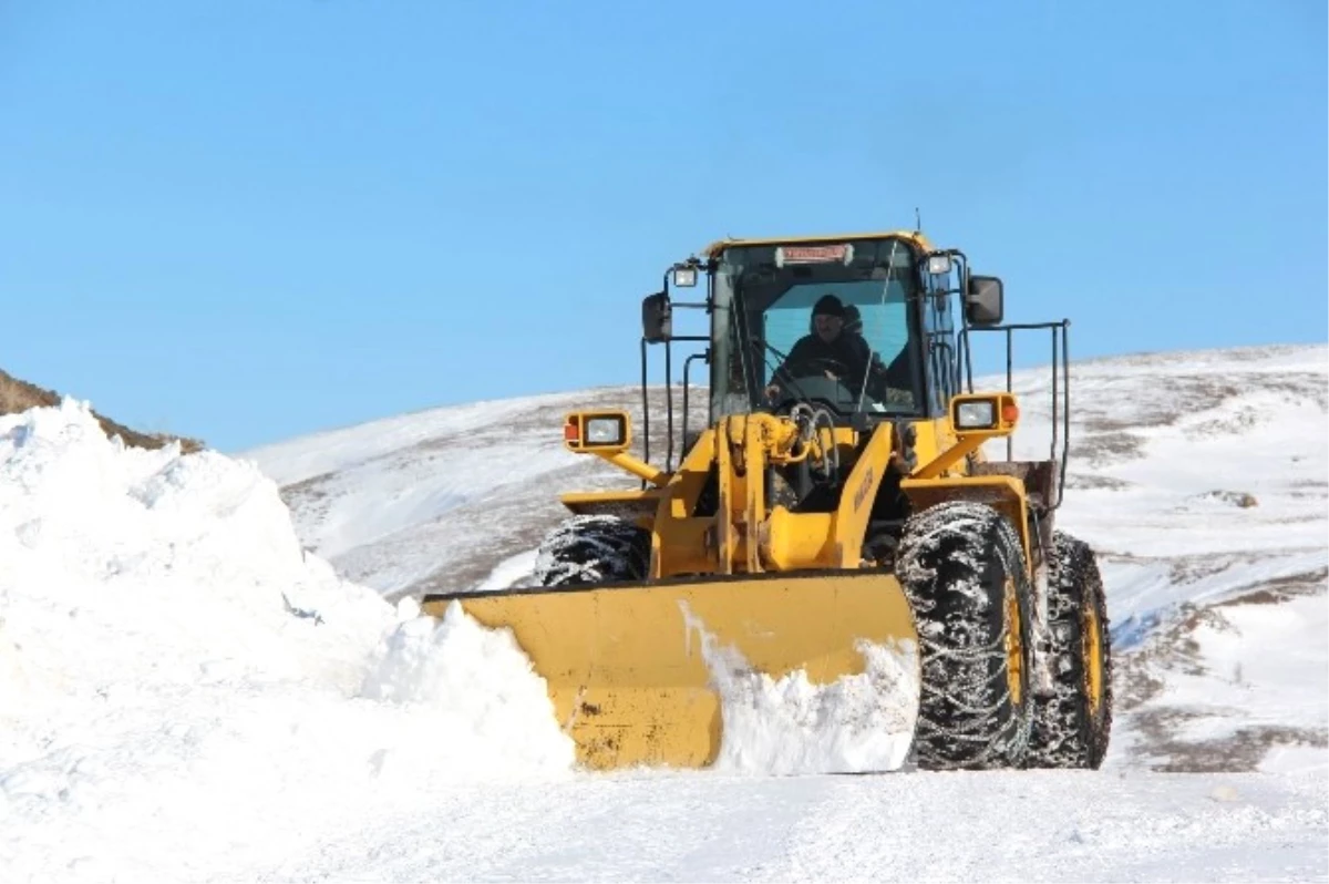 Sivas\'ta Kar Köy Yollarını Kapattı