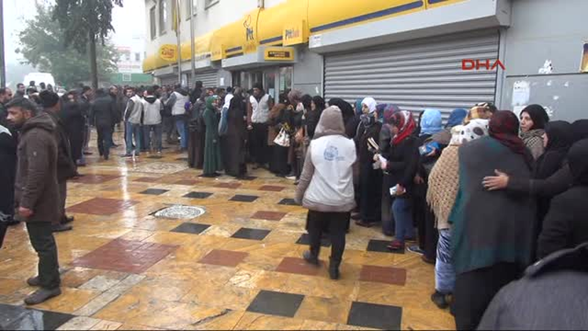 Suriyeliler, Yağmur Altında Kuyrukta Bekledi