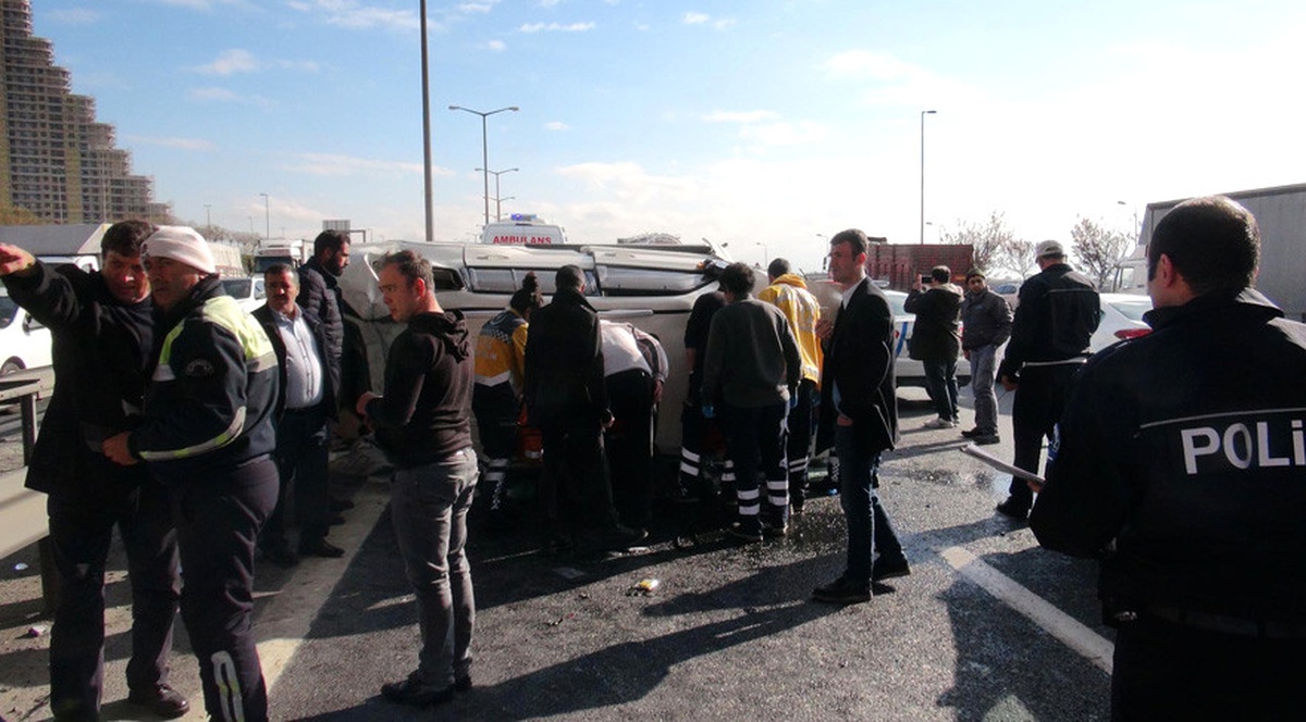 Tem Bahçeşehir Mevkii Mahmutbey İstikametinde 1\'i Kamyon 8 Aracın Karıştığı Zincirleme Trafik...