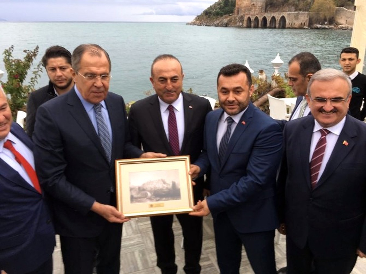Türk ve Rus Vatandaşlardan Bakan Lavrov\'a Pankartlı Mesaj Açıklaması