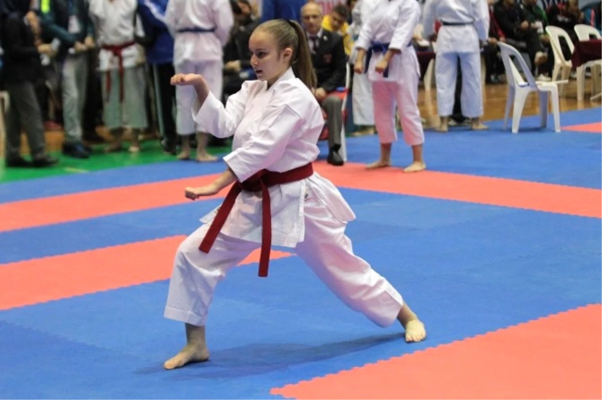 Türkiye Karate Şampiyonası Kuşadası\'nda Başladı