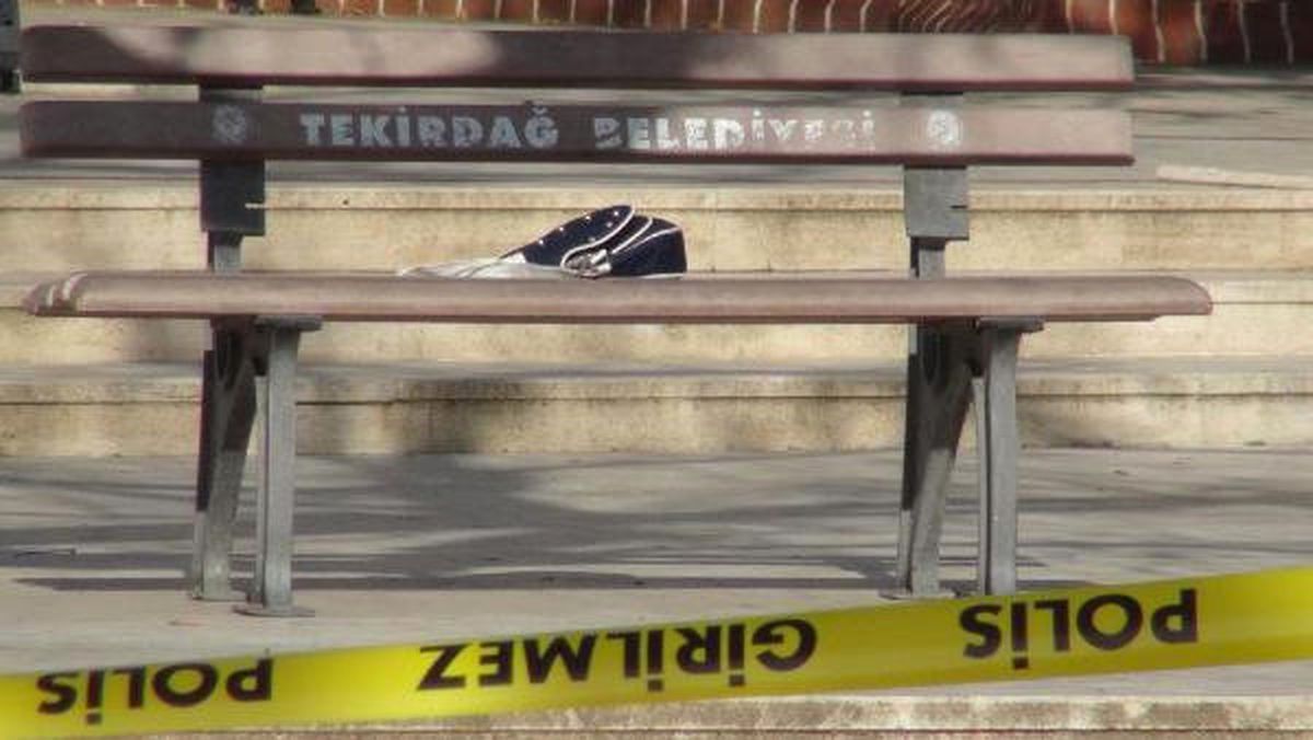 Valilik Önünde Unutulan Çantadan Makyaj Malzemesi Çıktı