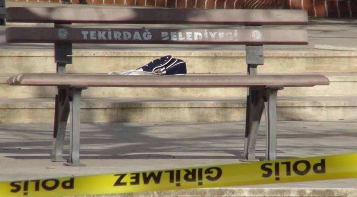 Valilik Önünde Unutulan Çantadan Makyaj Malzemesi Çıktı