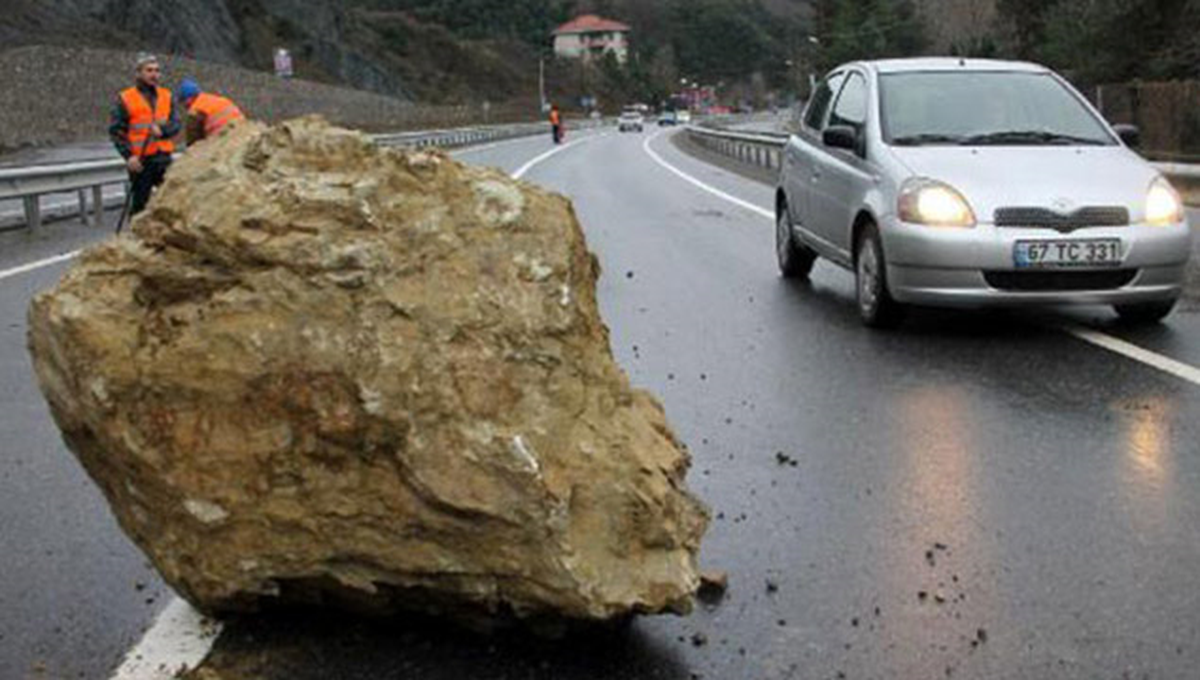 Yamaçtan Kopan Kaya Parçaları Karayoluna Yuvarlandı