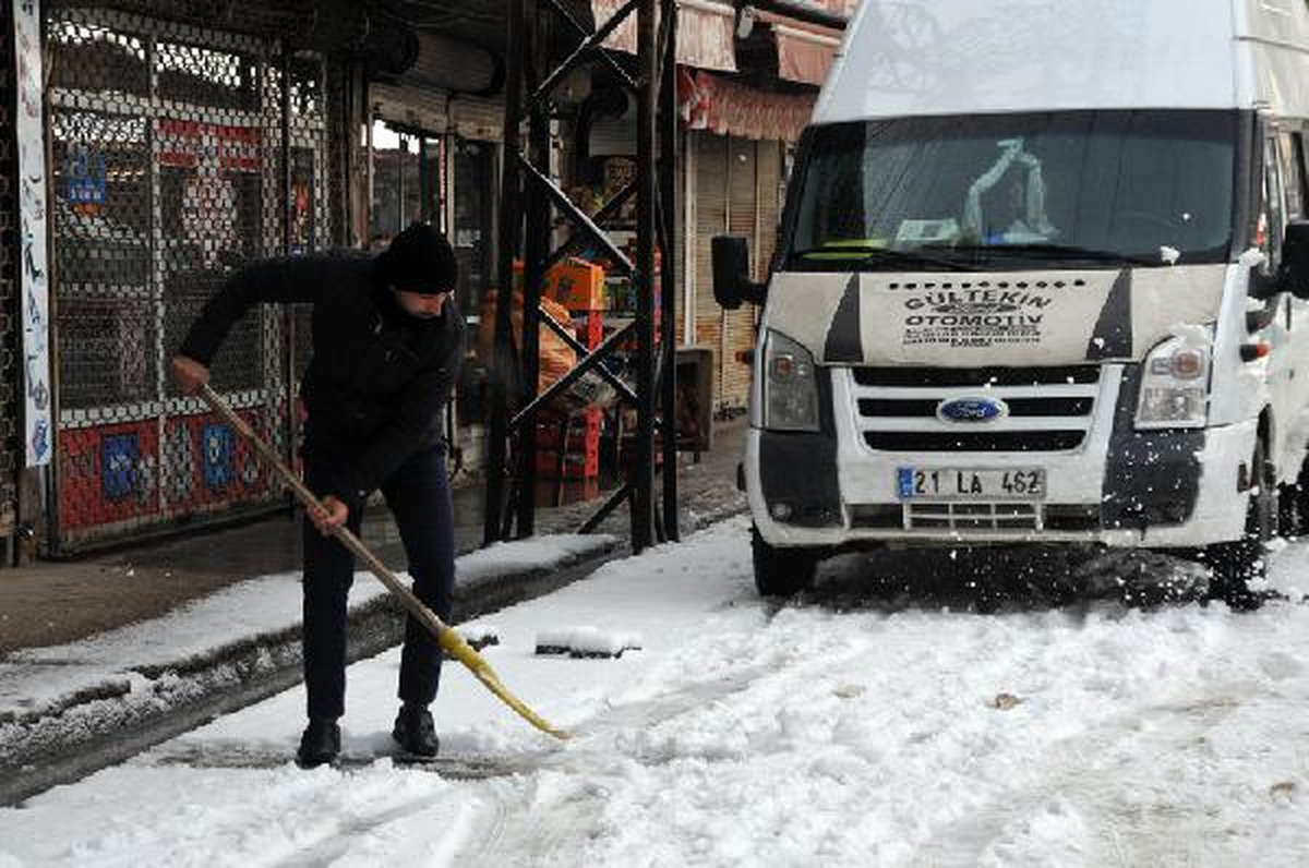 Yüksekova Beyaza Büründü