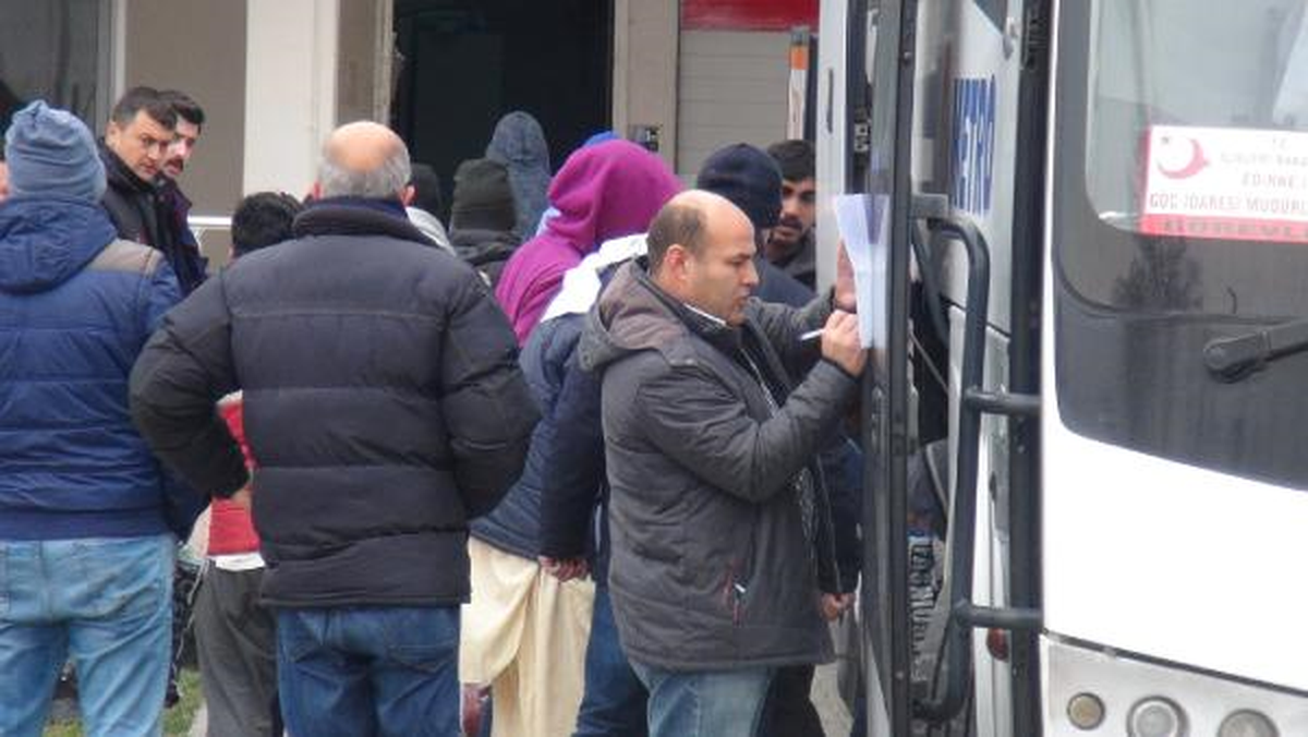 Yunanistan, Pakistanlı 26 Göçmeni Türkiye\'ye İade Etti