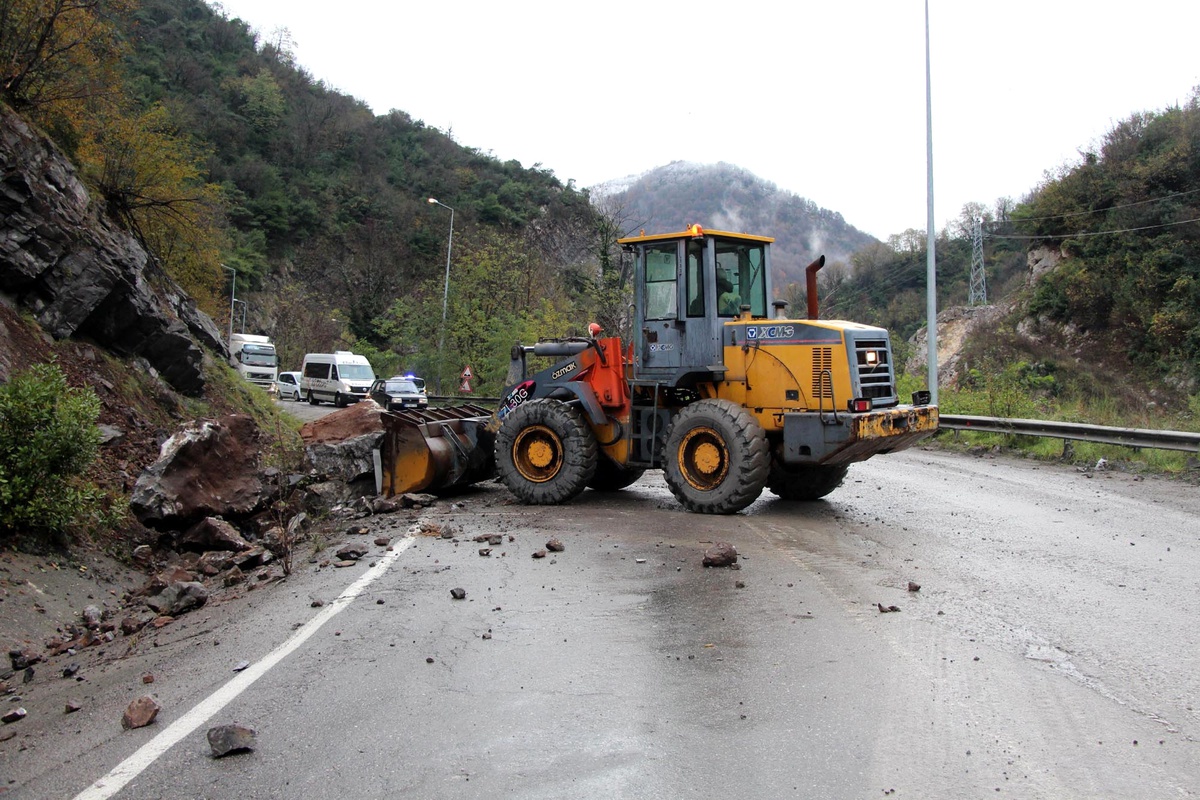 Zonguldak- Ankara Yolunda Heyelan Ulaşımı Aksattı