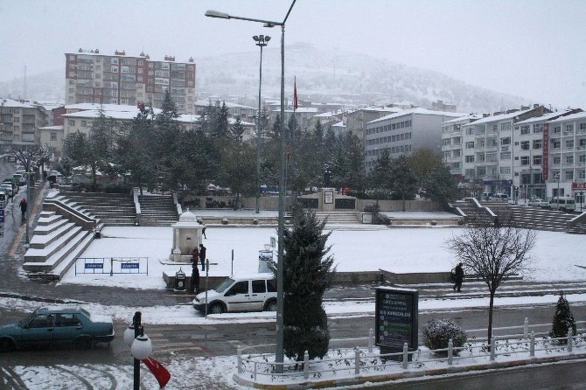 2 Gündür Yağan Kar Yozgat\'ı Beyaza Bürüdü