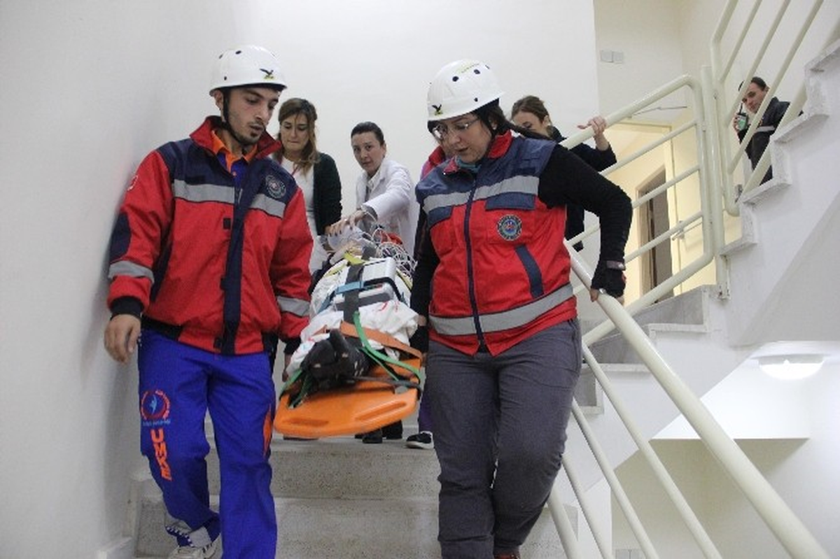 400 Yataklı Devlet Hastanesinde 6.5\'luk Deprem Tatbikatı