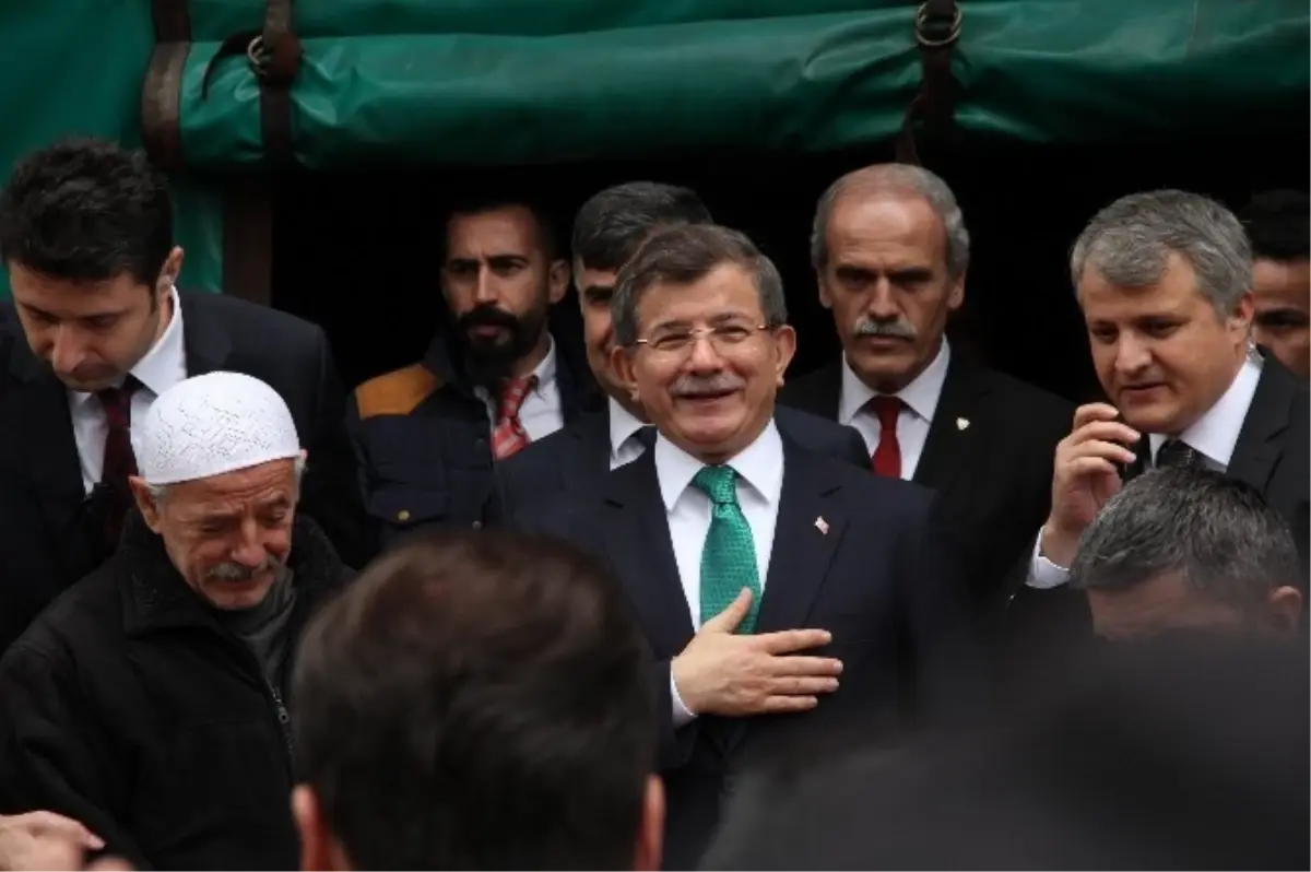 Ahmet Davutoğlu\'nun Papağan ile Zor Anları