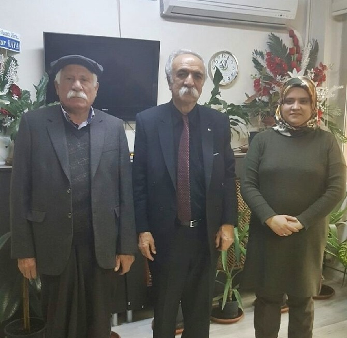Alevi Kanaat Önderinden Başkan Özdemir\'e Kitap Hediyesi