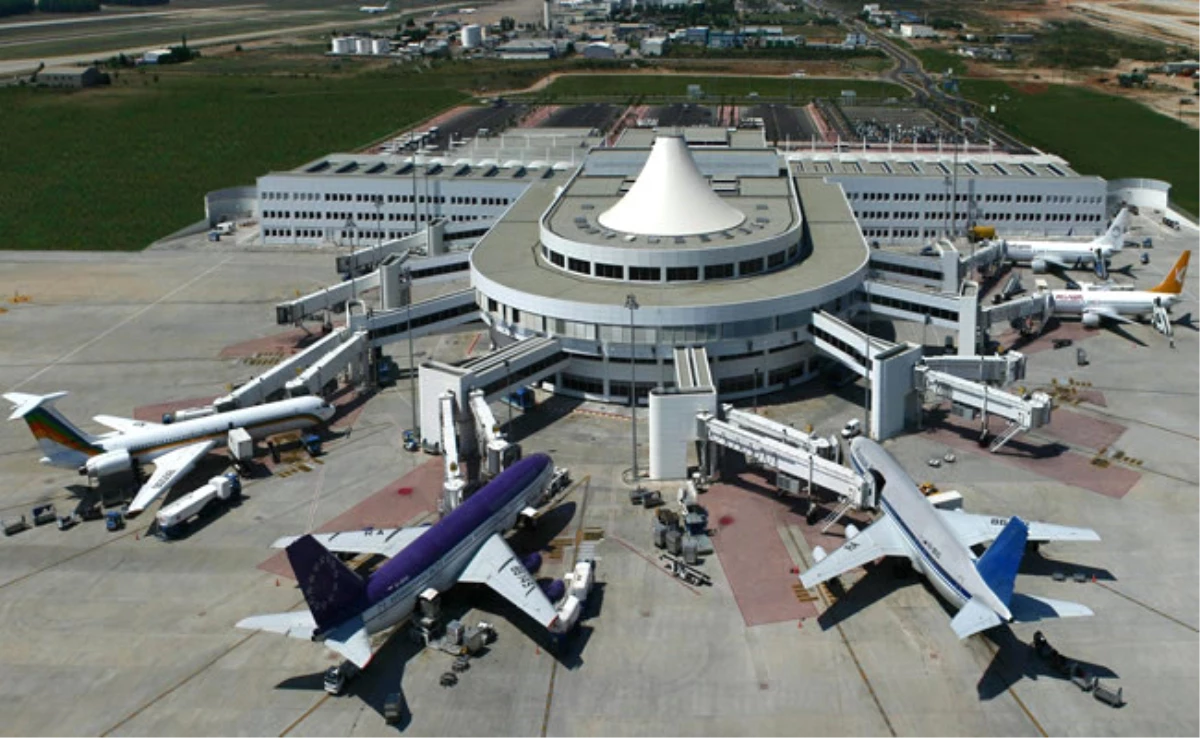 Antalya\'ya Havayoluyla Gelen Yolcu Sayısı Yüzde 44 Azaldı