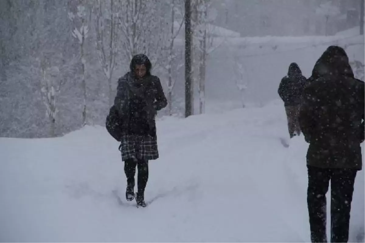 Başkale'de Kar Esareti! Okullar Tatil
