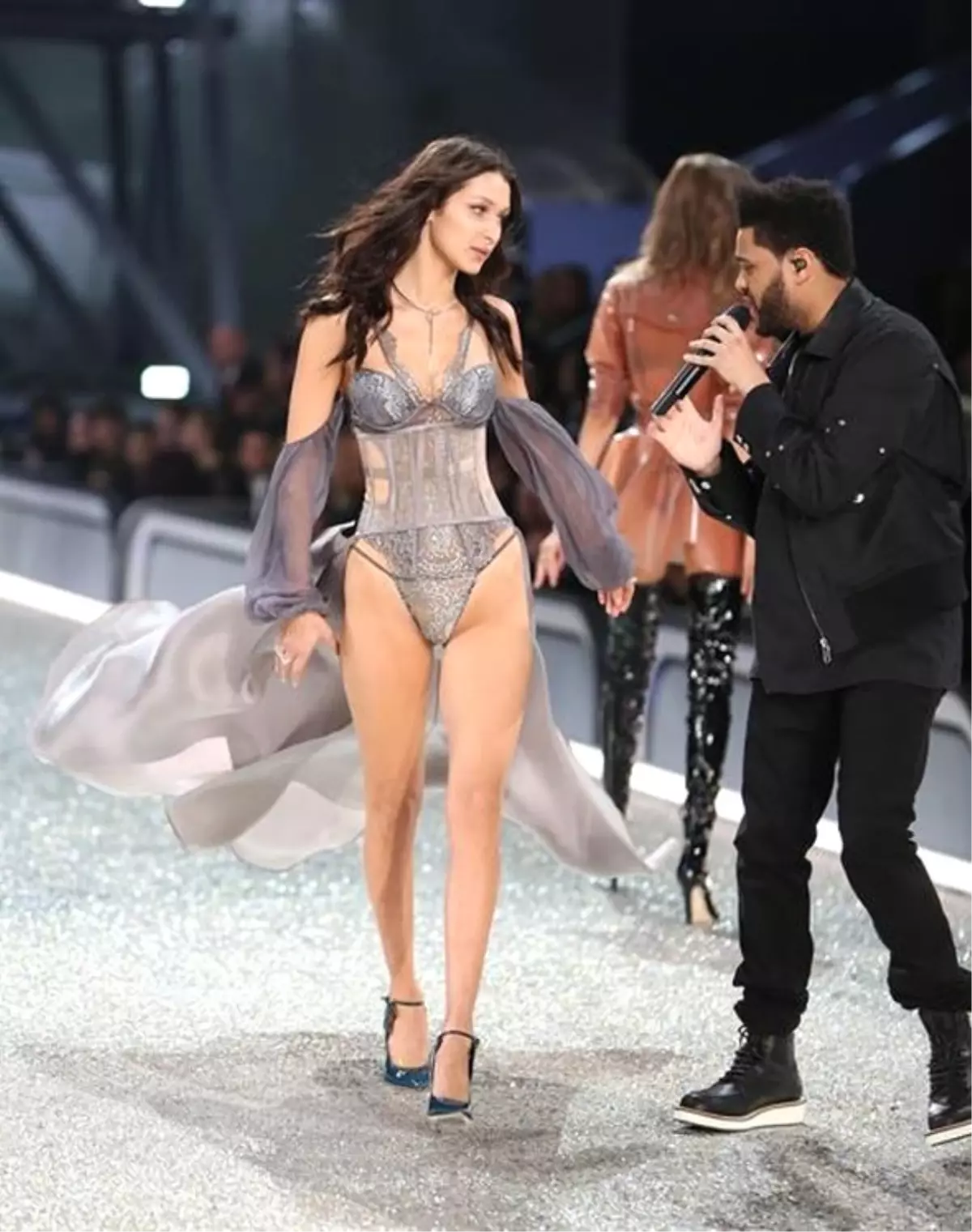 Bella Hadid ve Eski Sevgilisi The Weeknd, Sahnede Karşı Karşıya Geldi
