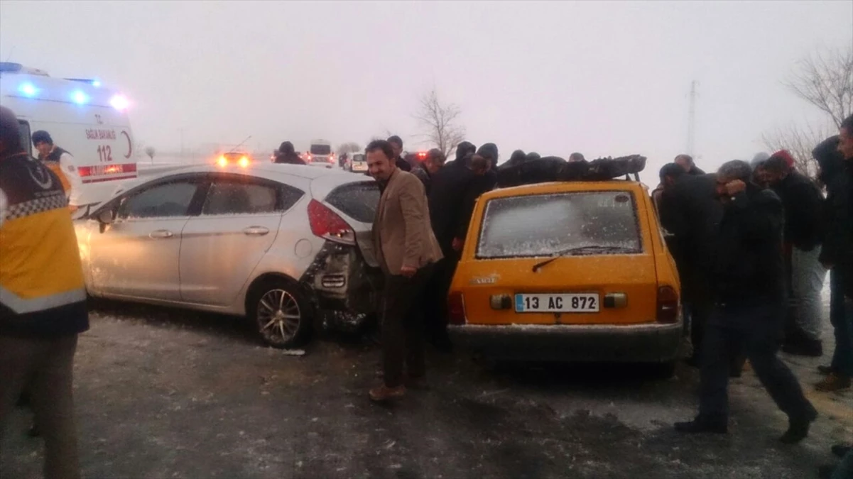 Bitlis\'te Trafik Kazası: 2 Yaralı