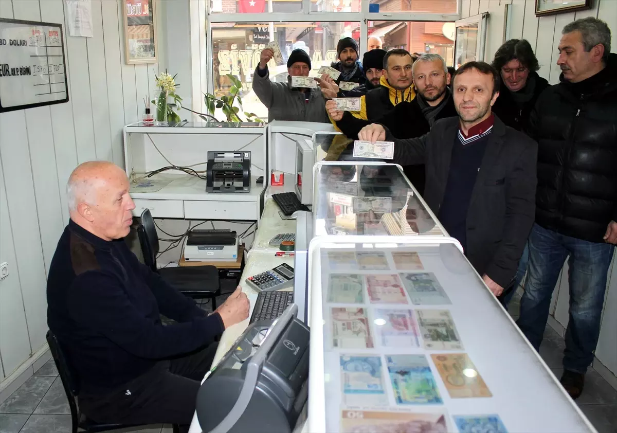 Dolarlarını Bozdurup Türk Lirasına Sahip Çıktılar