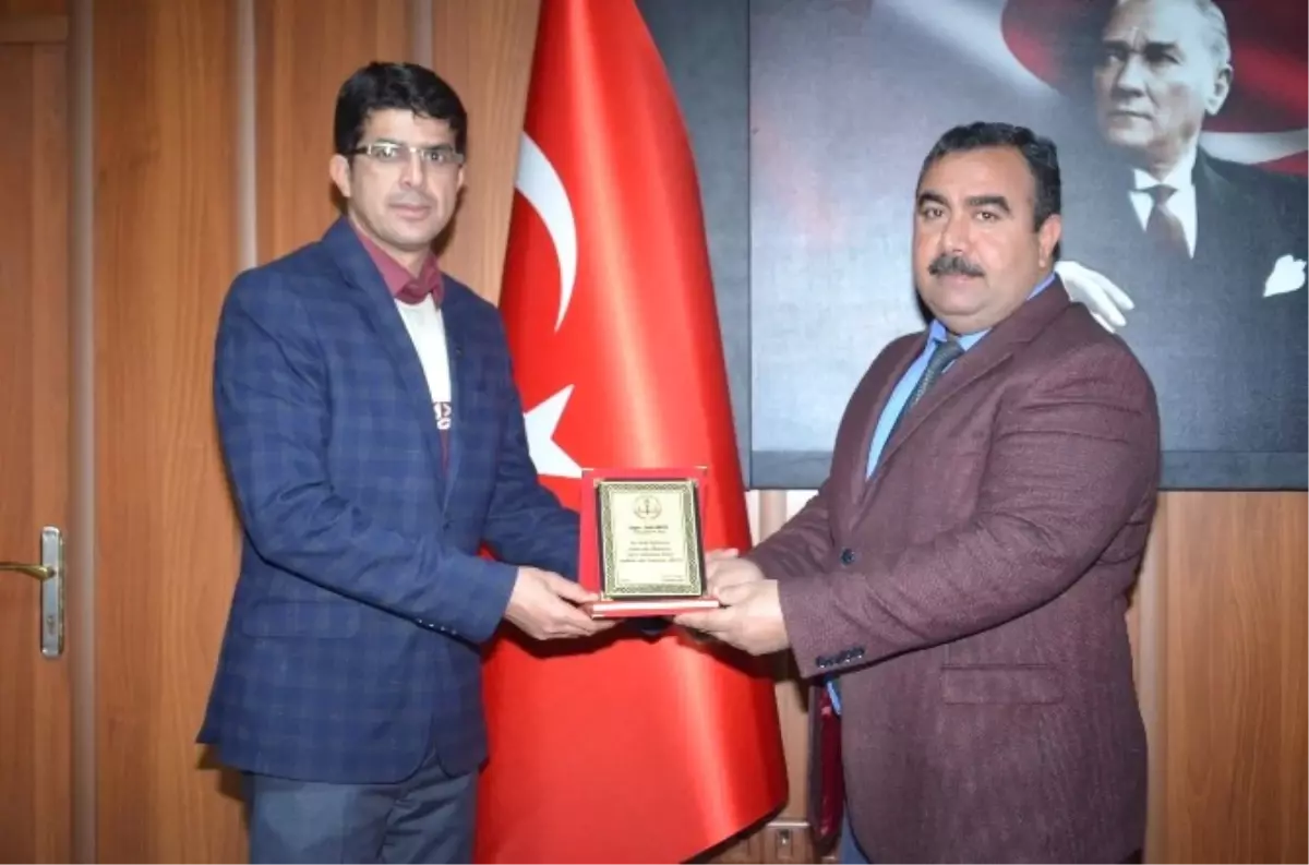 Eğitime Destek Veren Basın Mensubuna Plaketli Teşekkür