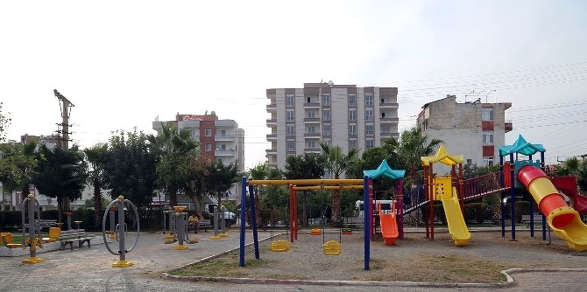 Erdemli\'de Parklar Oyun Grupları ve Spor Aletleriyle Donatılıyor