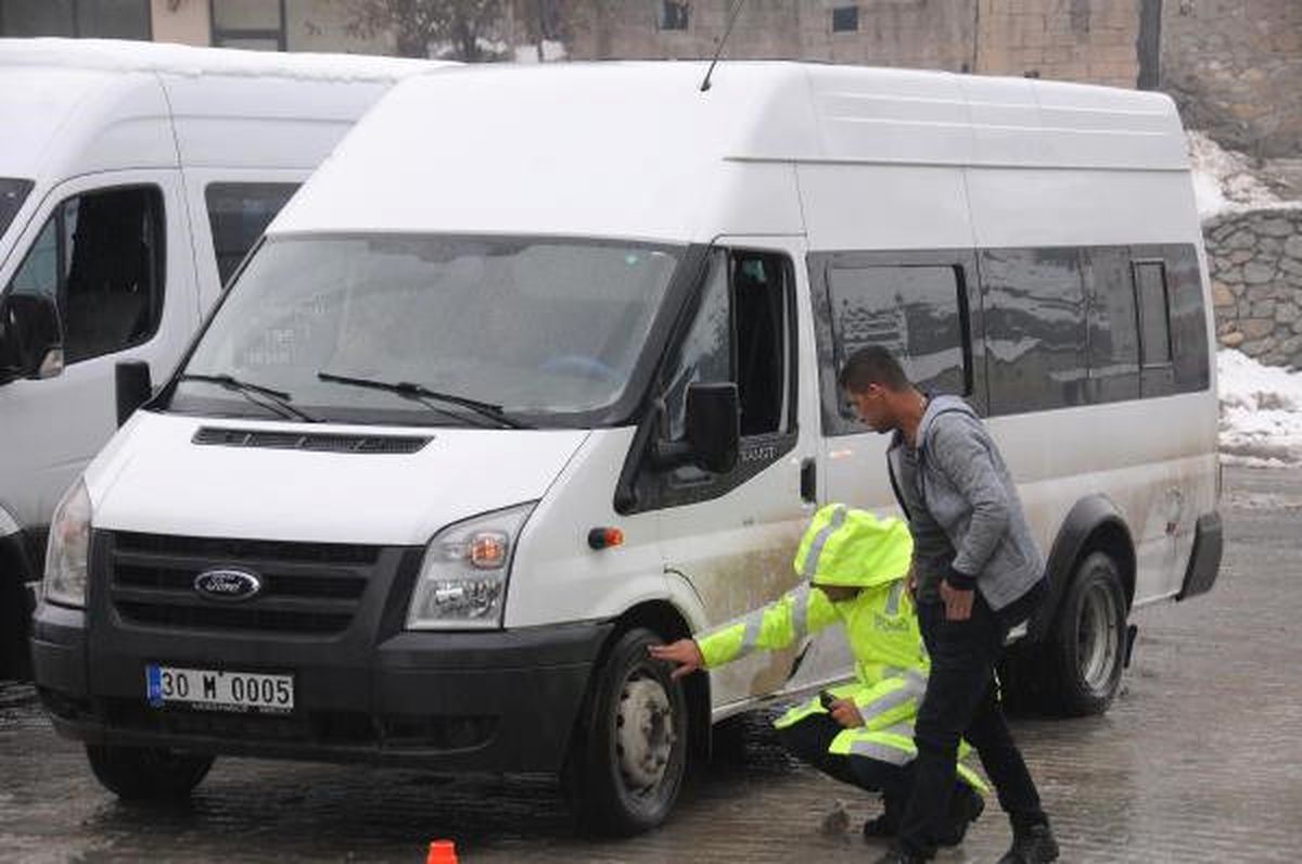 Hakkari\'de Polisten Kış Lastiği Denetimi