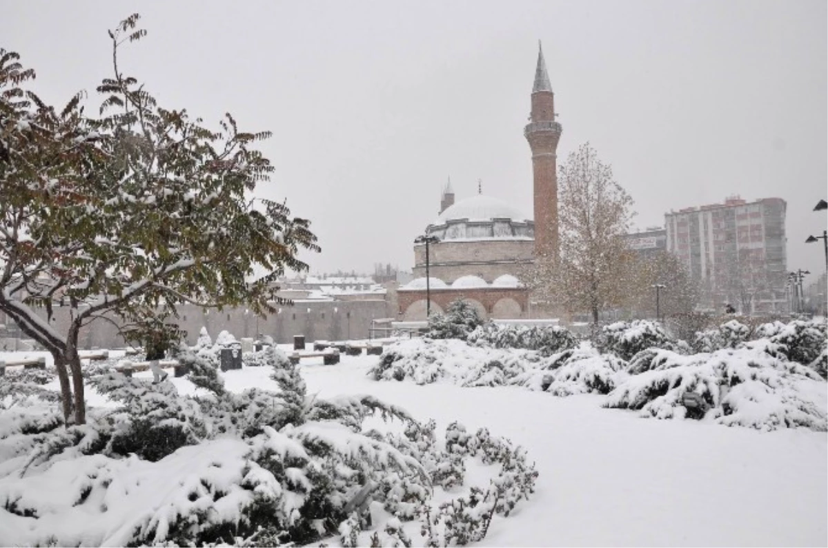 İç Anadolu\'da Kar Yağışı Etkili Oluyor