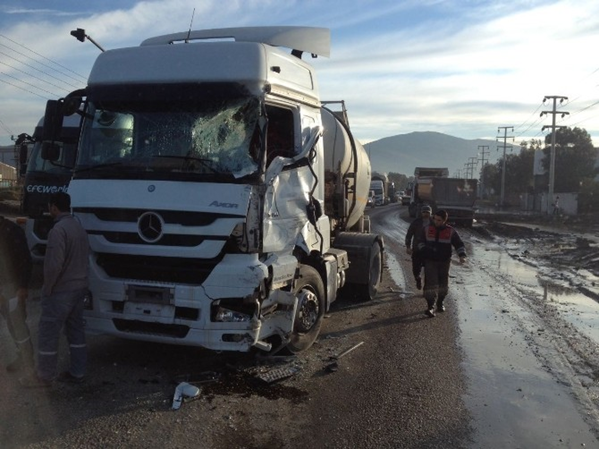 İzmir\'de Hafriyat Kamyonu ile Tanker Çarpıştı: 1 Yaralı