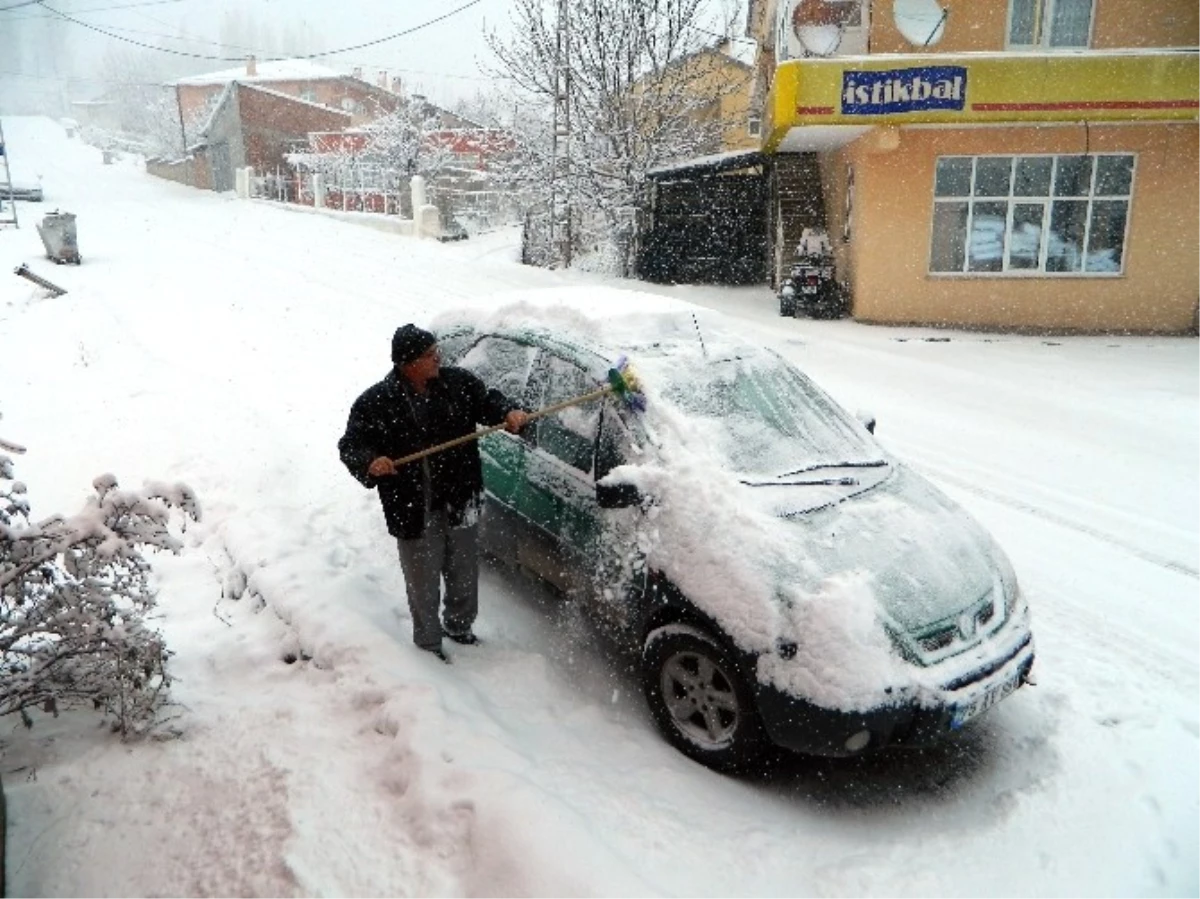 Kar Posof\'ta Yolları Kapattı, Okullar Tatil Edildi