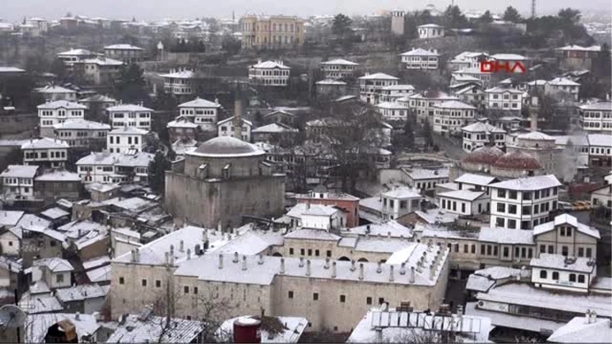 Karabük Tarihi Ilçe Safranbolu Beyaza Büründü