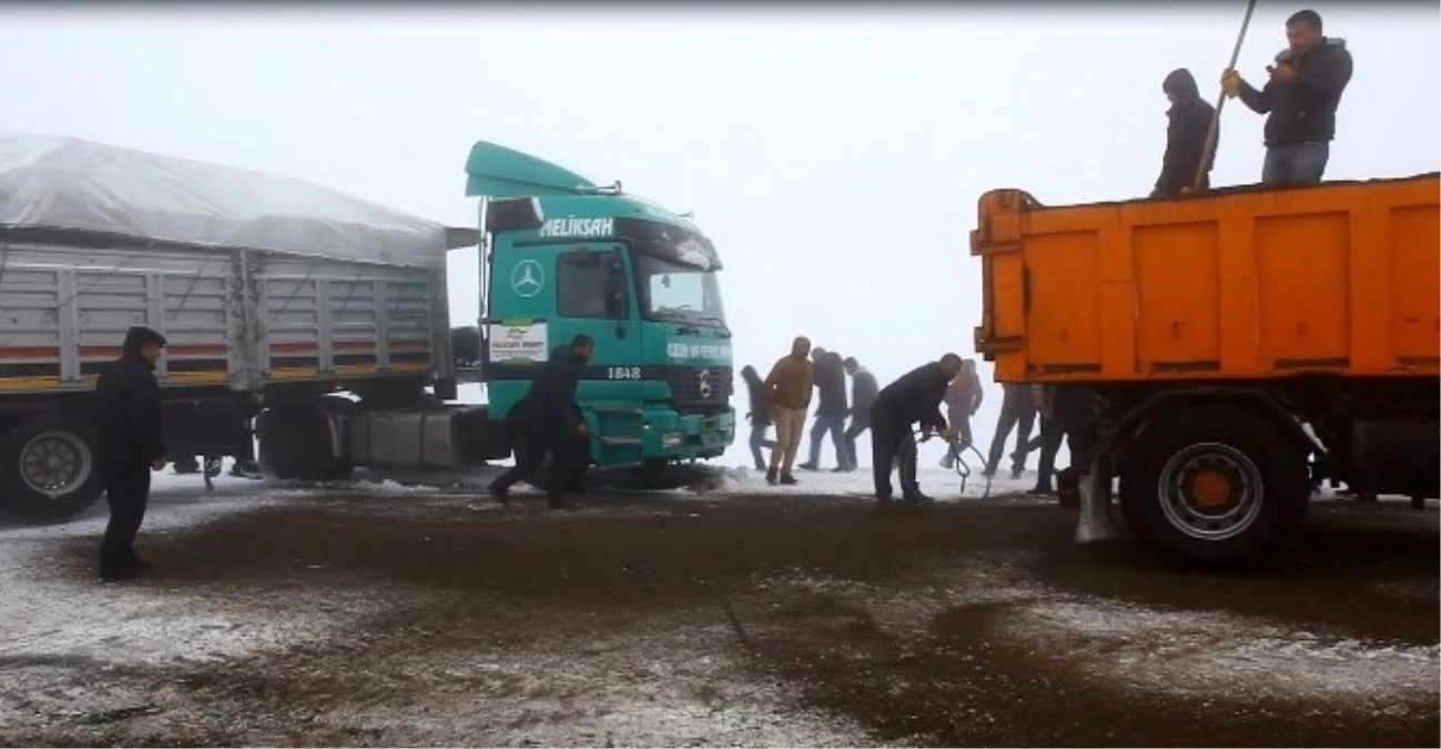 Kars\'ta Digor Yolunda Kayan Tır Trafiği Durdurdu