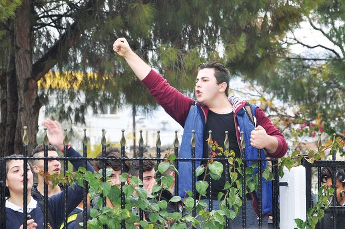 KKTC'de Liselilerin 'İleri Saat' İsyanı