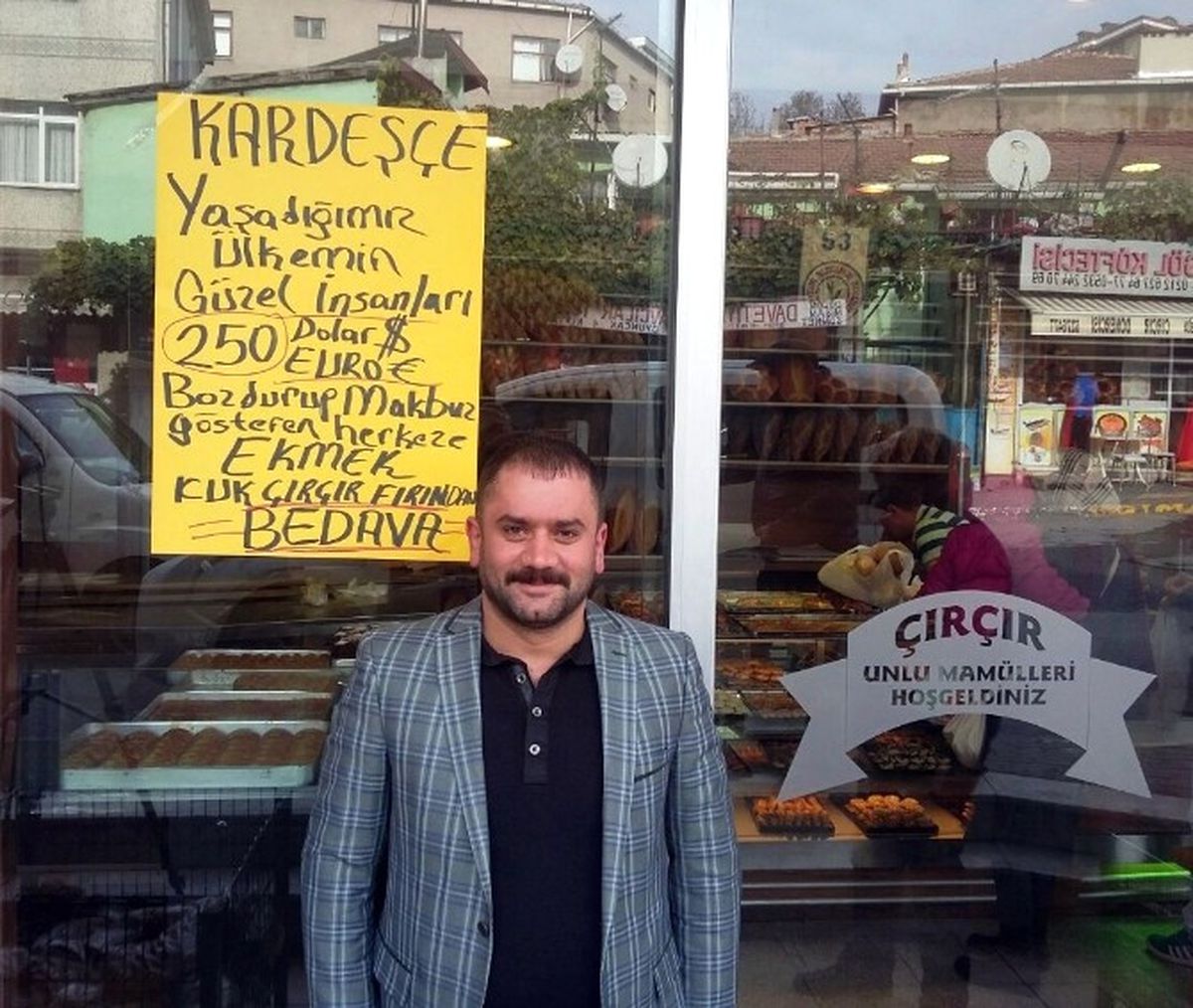 Fırıncı Dolarını Bozdurup Faturasını Getirene Ücretsiz Ekmek Veriyor
