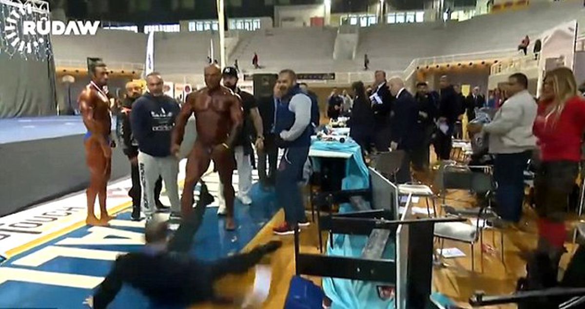 Profesyonel Vücut Sporcusu Hakemi Yere Serdi