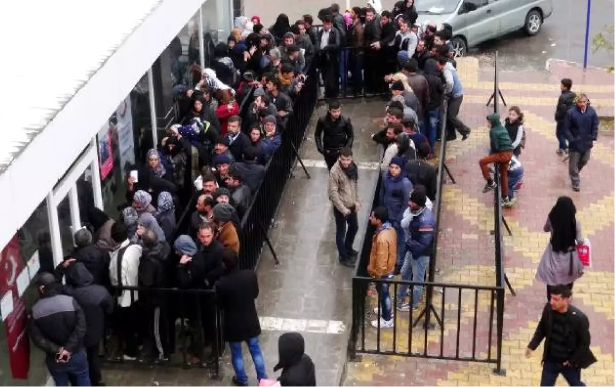 Şanlıurfa Göç İdaresi\'nde Suriyeli Kuyruğu