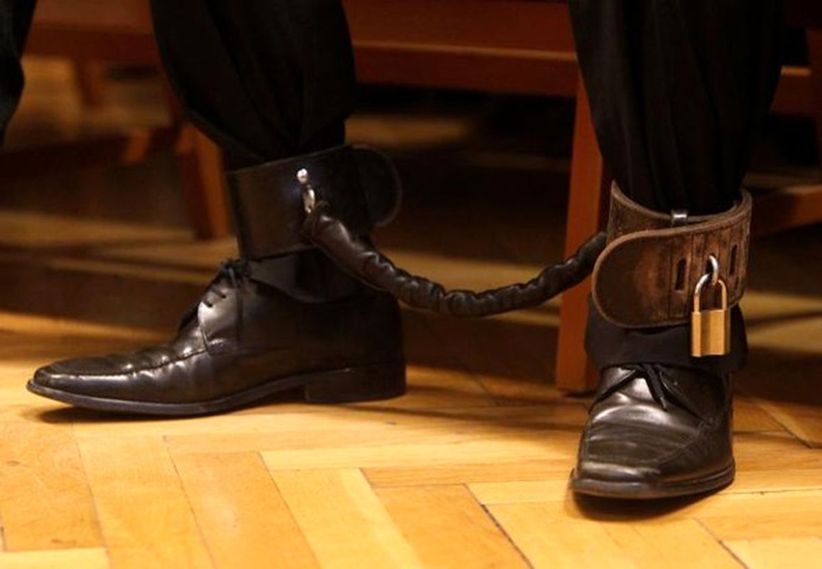 Suriyeli Sığınmacı, Macaristan'da Mahkemeye Prangayla Getirildi