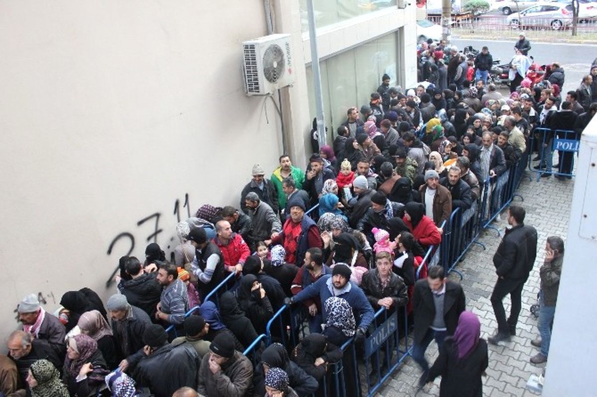 Yardımı Duyan Suriyeliler Nüfus Müdürlüğüne Akın Etti