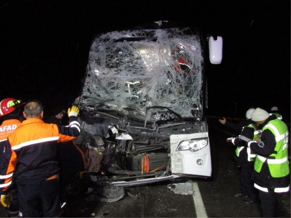 Afyonkarahisar\'da Otobüs Kamyona Arakdan Çarptı 13 Yaralı